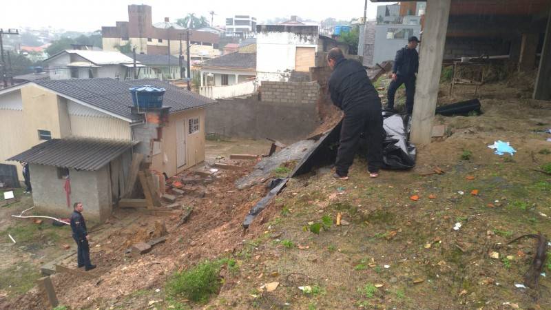 Muro desaba no bairro Operária Nova; família deve deixar a casa atingida — foto 1