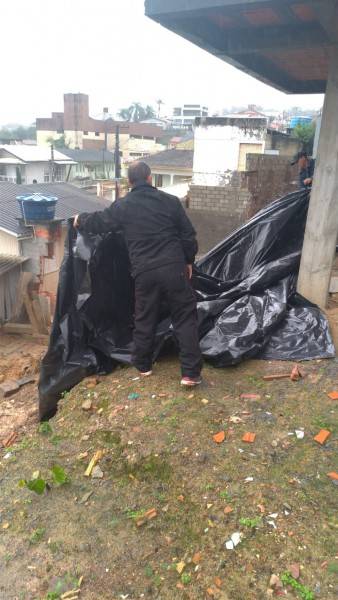 Muro desaba no bairro Operária Nova; família deve deixar a casa atingida — foto 2