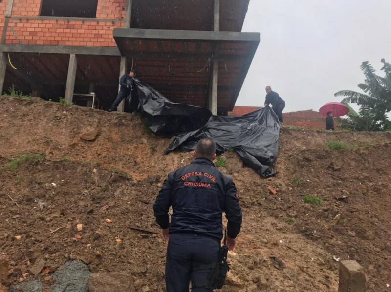 Muro desaba no bairro Operária Nova; família deve deixar a casa atingida — foto 8