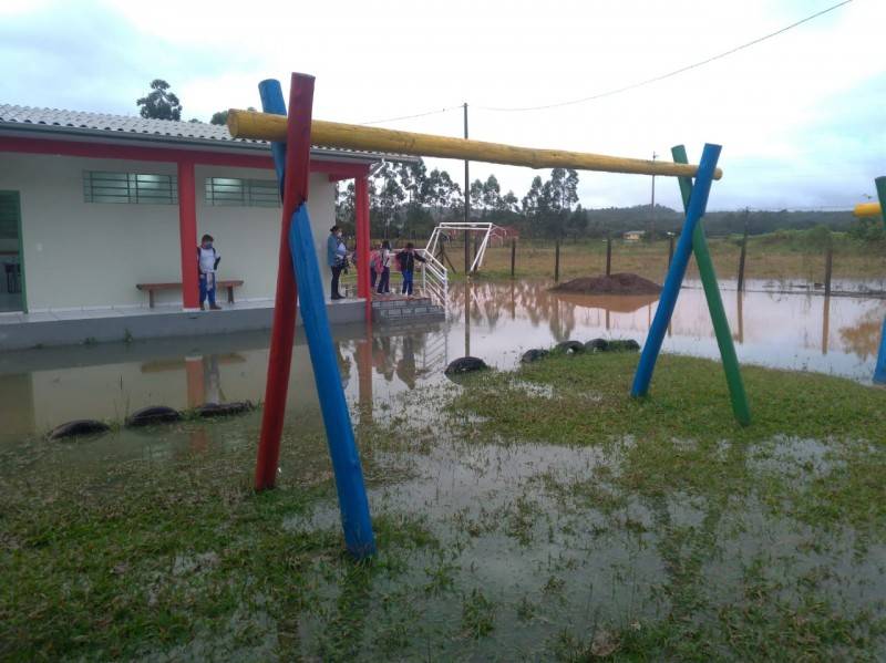 Água invade escola e alunos precisam pular o muro para irem embora — foto 1