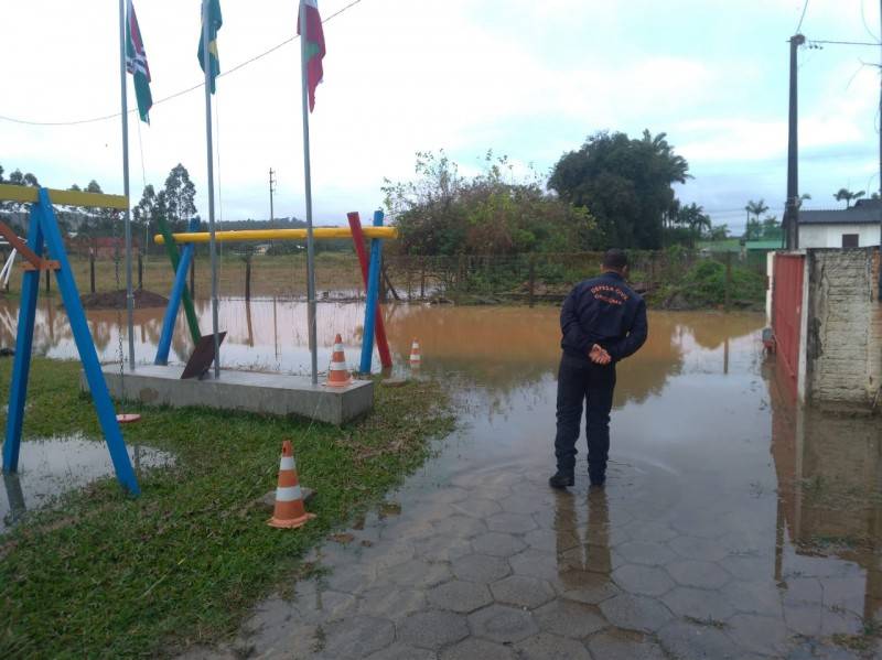 Água invade escola e alunos precisam pular o muro para irem embora — foto 2
