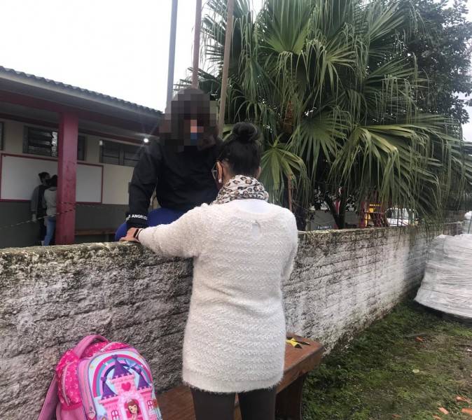 Água invade escola e alunos precisam pular o muro para irem embora — foto 6