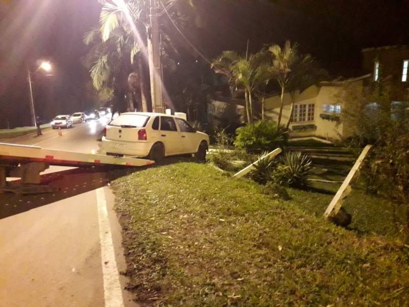 Carro derruba cerca e invade terreno de residência no bairro Laranjinha; condutor fugiu do local — foto 1