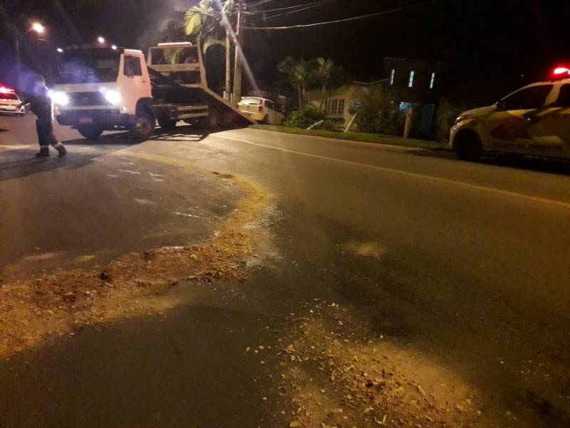 Carro derruba cerca e invade terreno de residência no bairro Laranjinha; condutor fugiu do local — foto 2