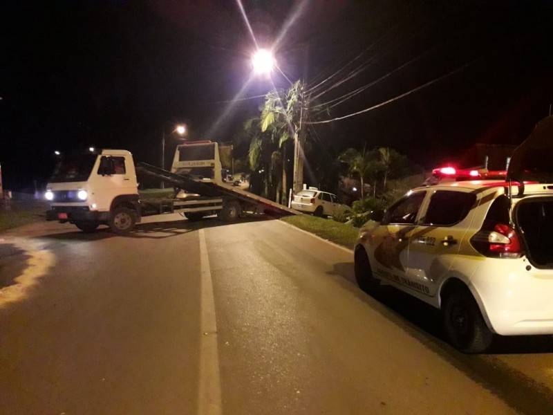 Carro derruba cerca e invade terreno de residência no bairro Laranjinha; condutor fugiu do local — foto 9