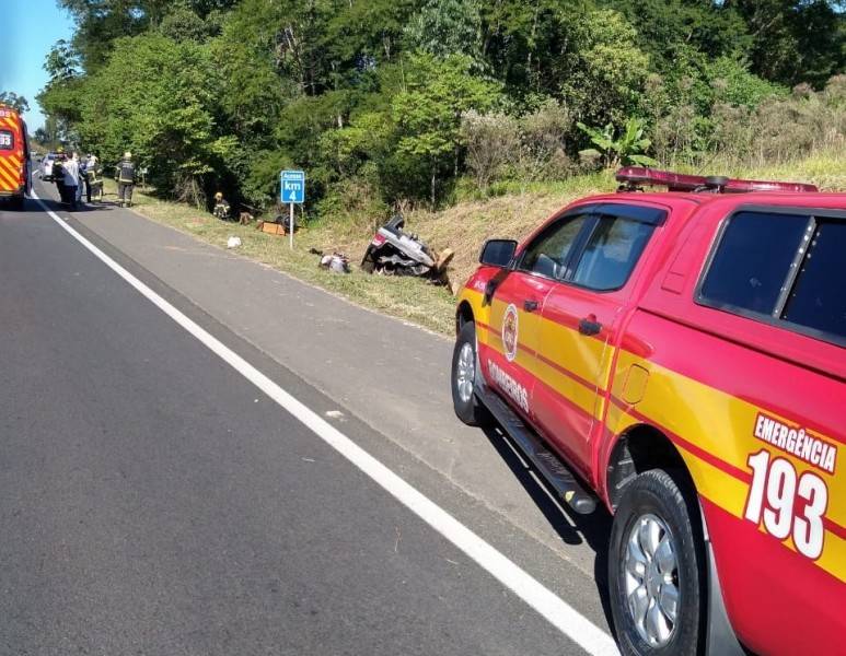 Capotamento na Via Rápida deixa três pessoas feridas — foto 1