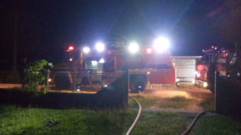 Residência de madeira é consumida por incêndio em Jaguaruna — foto 1