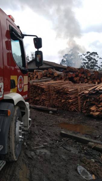 Bombeiros trabalham durante sete horas seguidas para combater incêndio em madeireira — foto 1