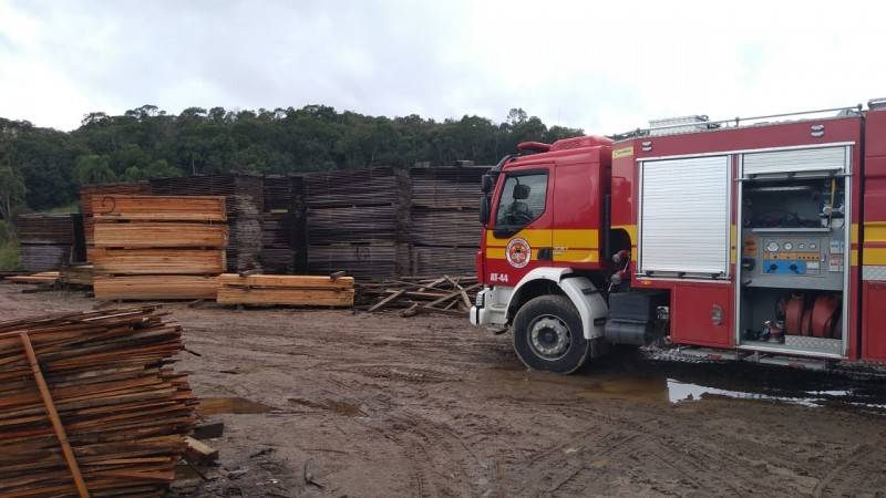 Bombeiros trabalham durante sete horas seguidas para combater incêndio em madeireira — foto 2