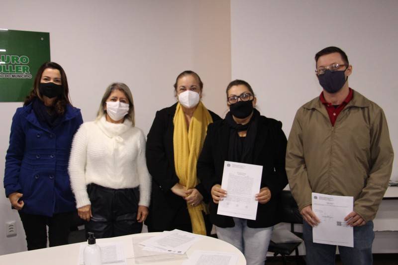Prefeitura de Lauro Müller entrega novo lote de matrículas do Programa de Regularização Fundiária — foto 2