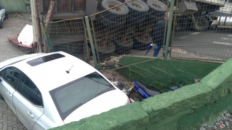 Carreta tomba na subida da Cliniimagem; motorista não se feriu — foto 1
