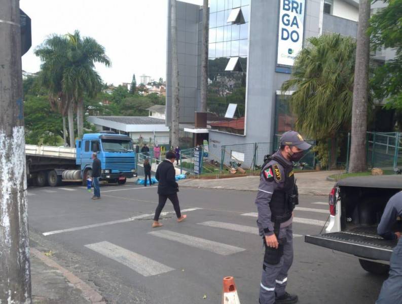 Carreta tomba na subida da Cliniimagem; motorista não se feriu — foto 2