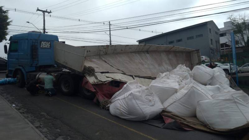Carreta tomba na subida da Cliniimagem; motorista não se feriu — foto 3