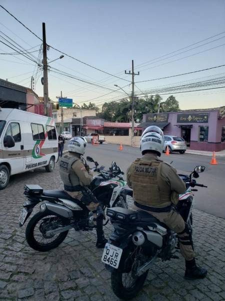 PM cumpriu 16 mandados de prisão e apreendeu 14 quilos de drogas durante a Operação Narcos — foto 1
