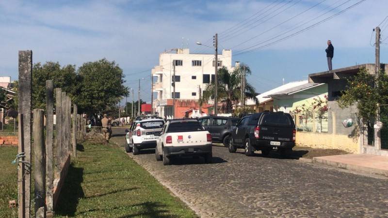 Balneário Gaivota: três pessoas foram liberadas; uma mulher ainda é mantida refém pelo criminoso — foto 1
