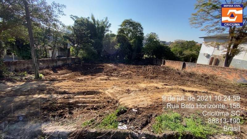 Defesa Civil demole casa que estava sendo construída em área invadida próxima ao rio Criciúma — foto 1