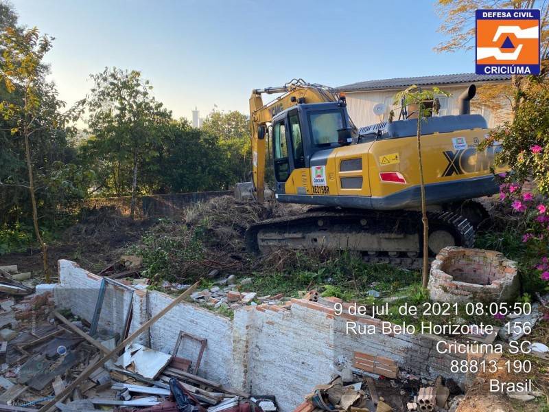 Defesa Civil demole casa que estava sendo construída em área invadida próxima ao rio Criciúma — foto 2