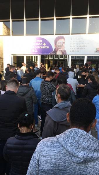 Em Criciúma, início da imunização de profissionais da indústria gera alta procura pela vacina — foto 1