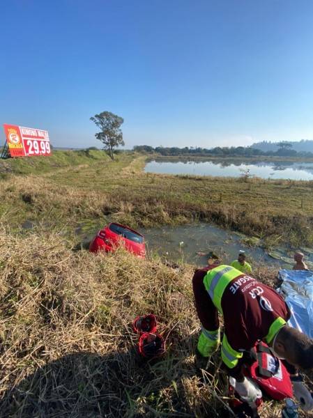 Duas pessoas morrem em acidente na BR-101, em Sangão — foto 2