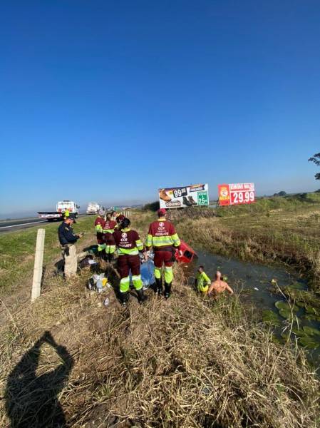 Duas pessoas morrem em acidente na BR-101, em Sangão — foto 3