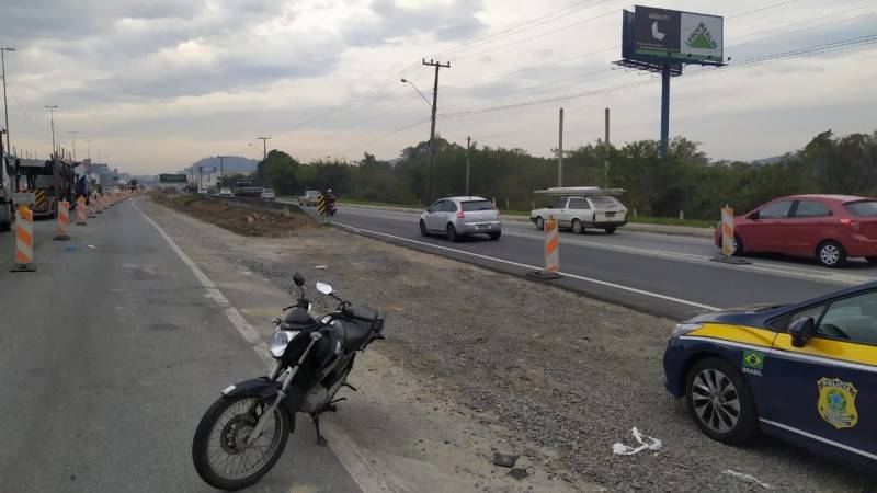 Motociclista morre após colidir contra caminhão de Imbituba — foto 1
