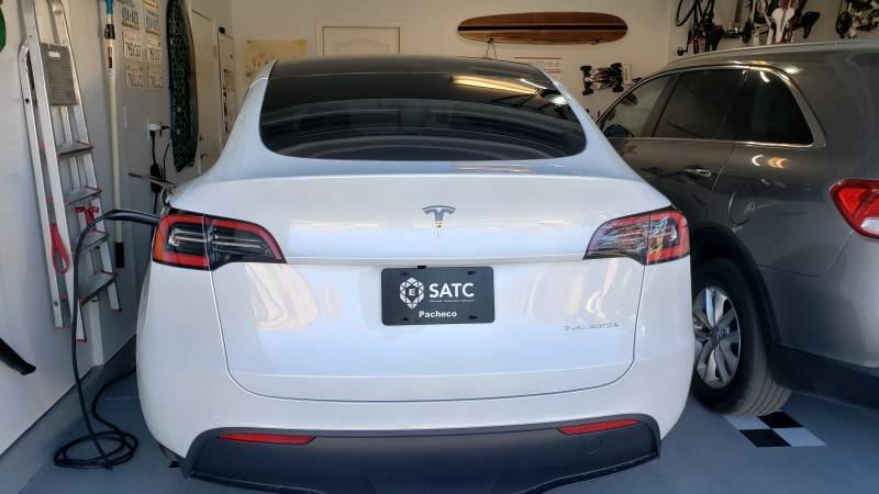 Engenheiro da Tesla faz homenagem à Satc com nome em placa de carro elétrico — foto 2