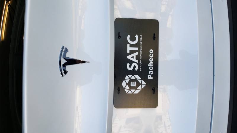 Engenheiro da Tesla faz homenagem à Satc com nome em placa de carro elétrico — foto 3
