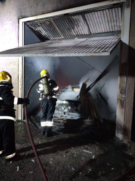 Bombeiros combatem incêndio em lavanderia de Araranguá; um veículo foi destruído pelas chamas — foto 1