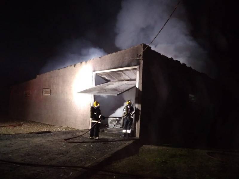 Bombeiros combatem incêndio em lavanderia de Araranguá; um veículo foi destruído pelas chamas — foto 2