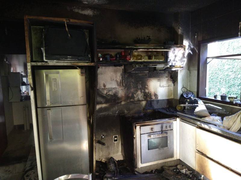 Incêndio atinge cozinha de residência no bairro Santa Catarina — foto 1