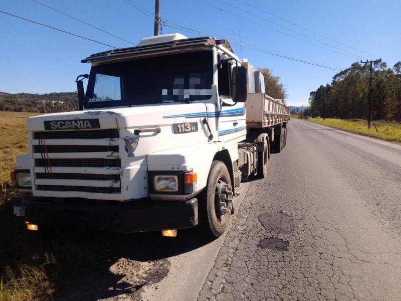 Carro colide em poste em acidente envolvendo carreta em Urussanga — foto 1