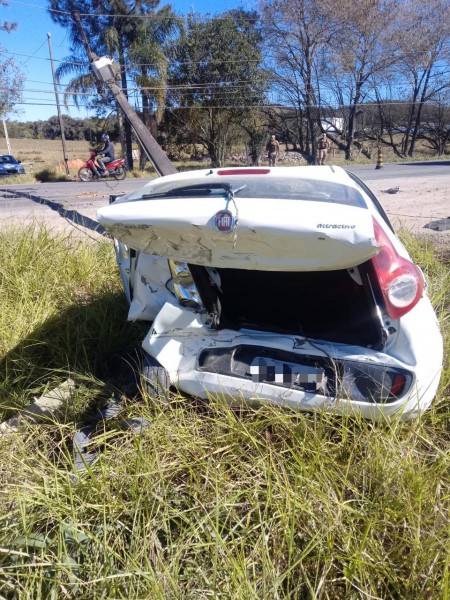 Carro colide em poste em acidente envolvendo carreta em Urussanga — foto 2