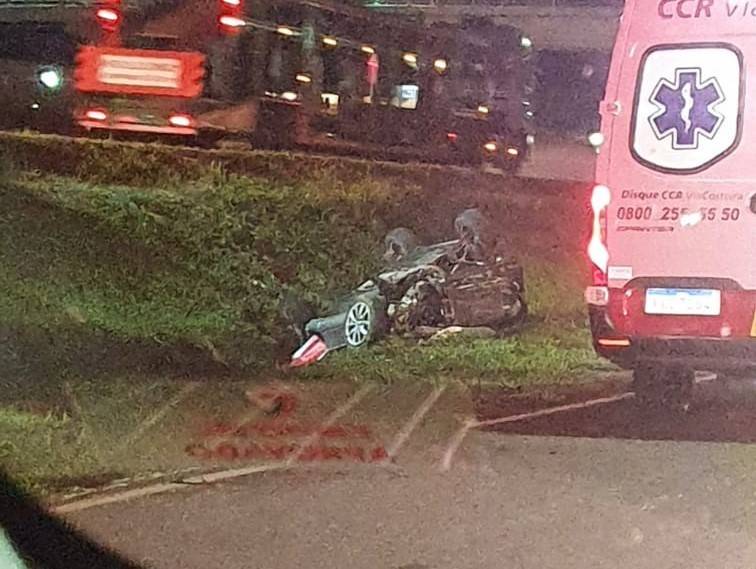 Colisão traseira seguida de capotamento deixa duas pessoas gravemente feridas — foto 1