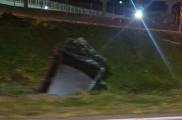 Colisão traseira seguida de capotamento deixa duas pessoas gravemente feridas — foto 2