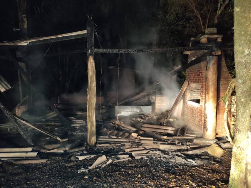 Salão de festa é atingido por incêndio em Morro Grande — foto 2