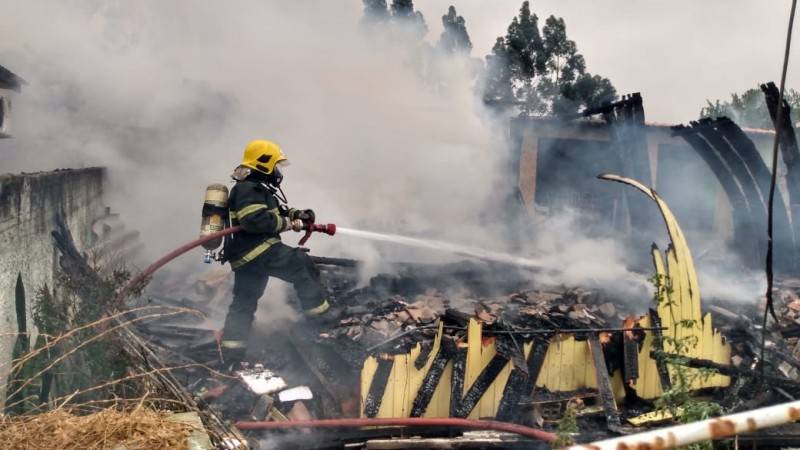 Casa é destruída por incêndio em Tubarão — foto 1