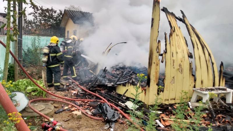 Casa é destruída por incêndio em Tubarão — foto 3