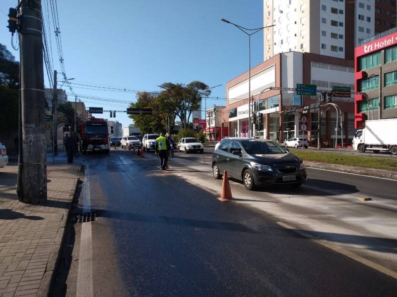 Diesel na pista provoca interrupção do trânsito na rua Anita Garibaldi — foto 1