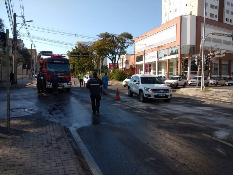 Diesel na pista provoca interrupção do trânsito na rua Anita Garibaldi — foto 2