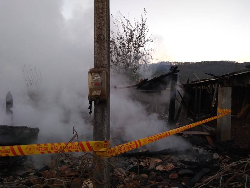 Galpão e garagem pegam fogo em Timbé do Sul; cerca de 500 metros separam os dois locais — foto 1