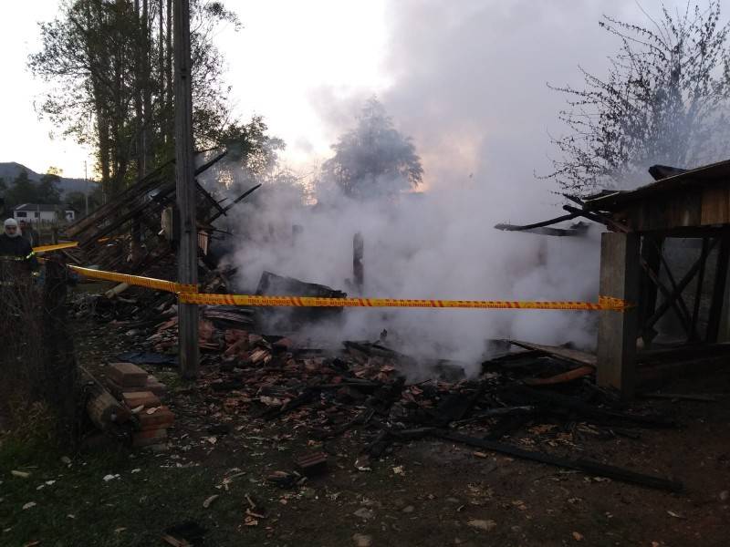 Galpão e garagem pegam fogo em Timbé do Sul; cerca de 500 metros separam os dois locais — foto 2