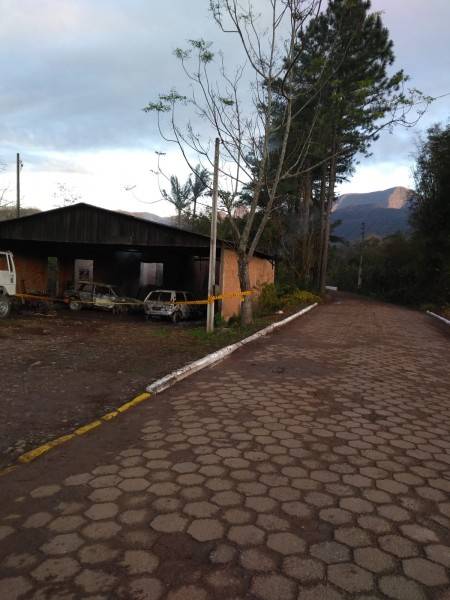 Galpão e garagem pegam fogo em Timbé do Sul; cerca de 500 metros separam os dois locais — foto 12