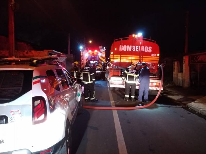 Incêndio atinge casa no bairro Imperatriz; uma adolescente morreu e outra pessoa ficou ferida — foto 1
