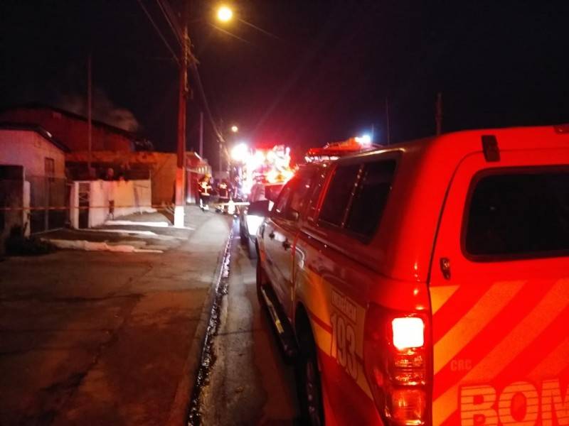 Incêndio atinge casa no bairro Imperatriz; uma adolescente morreu e outra pessoa ficou ferida — foto 2