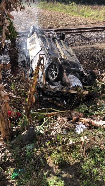 Carro com cinco pessoas capota e pega fogo em Urussanga — foto 1