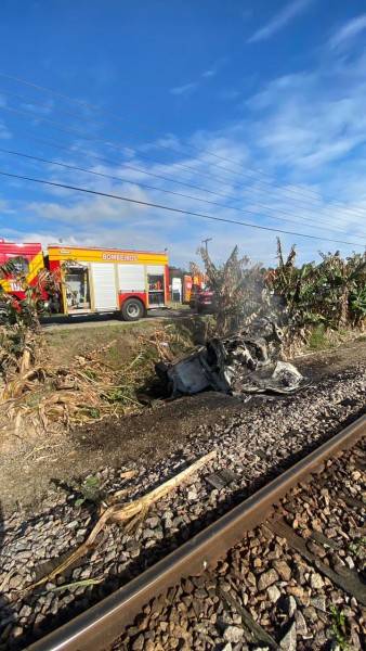 Carro com cinco pessoas capota e pega fogo em Urussanga — foto 2
