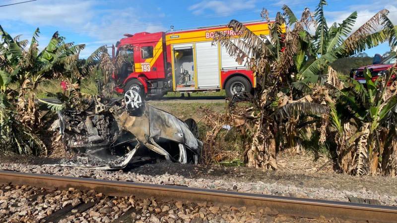 Carro com cinco pessoas capota e pega fogo em Urussanga — foto 3