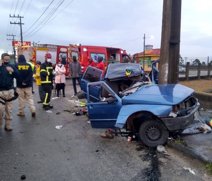 Motorista fica gravemente ferido após colidir veículo contra poste — foto 1