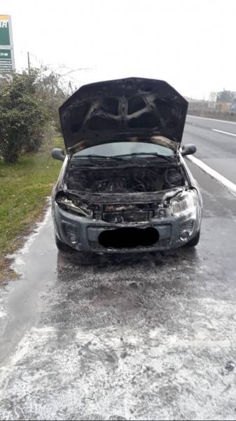 Carro é parcialmente destruído por incêndio em Maracajá — foto 1