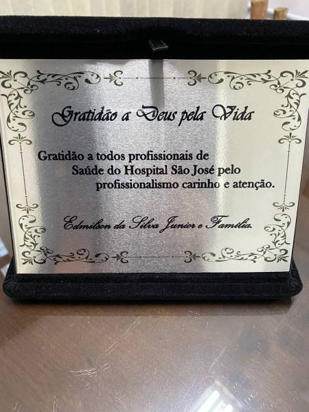 Recuperado da Covid-19, paciente entrega placa de reconhecimento aos profissionais do HSJosé — foto 1